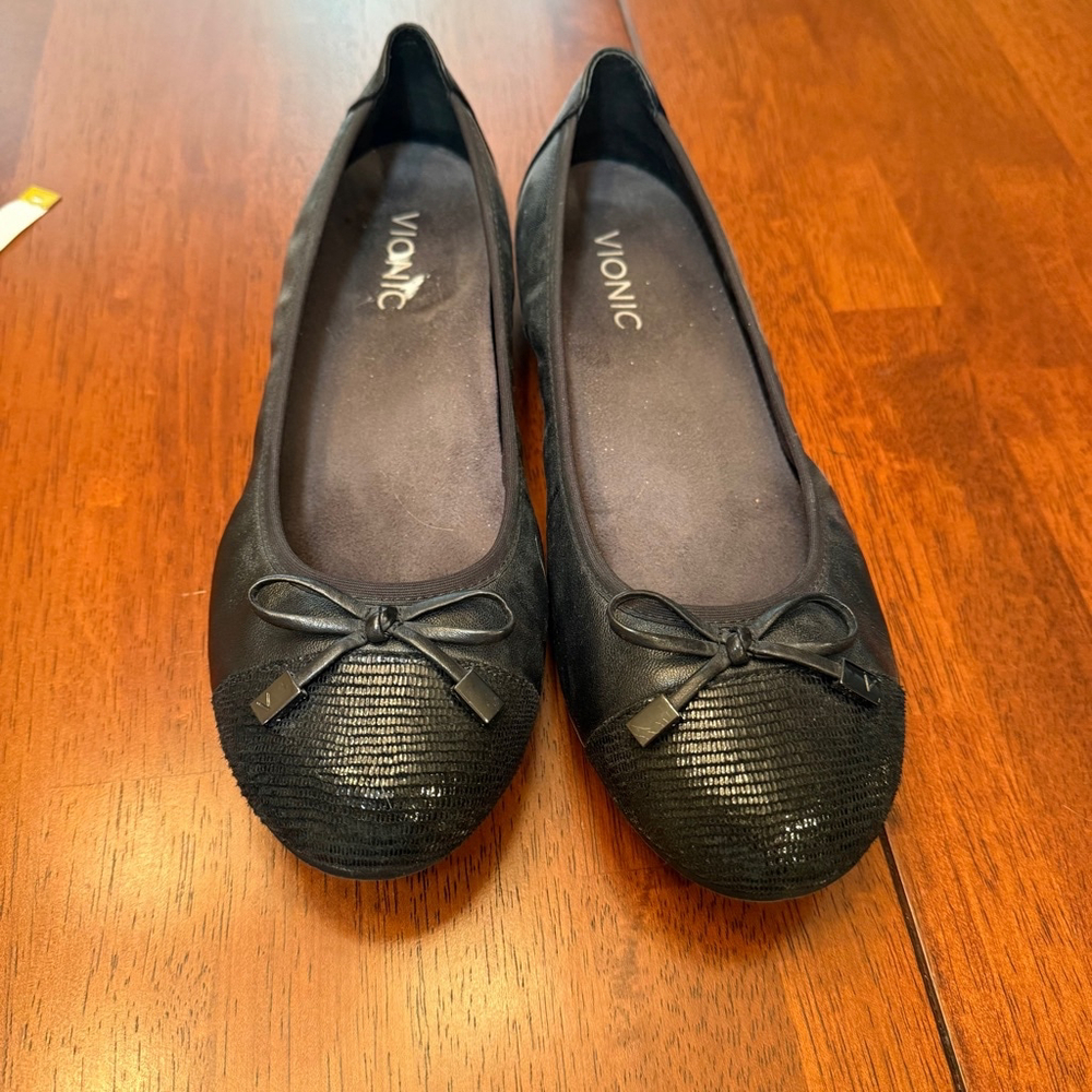 Vionic Black Leather Loafers with Bow Detail